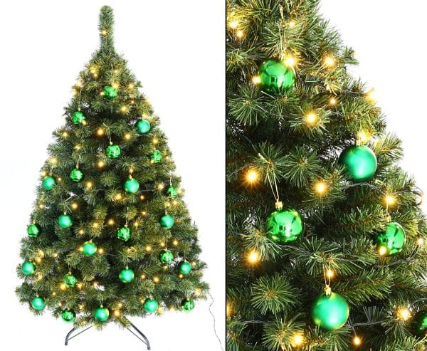 Juletræ med grønne kugler