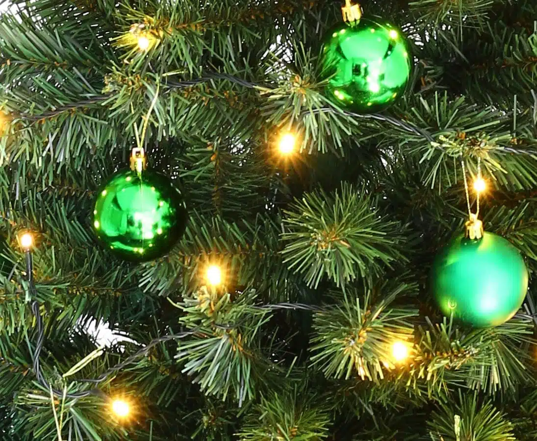Juletræ 150 cm Maria med LED lys og grønne julekugler, produktbillede 6 af 24, Kunstige planter & træer hos HomeNordic
