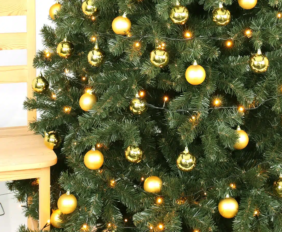 Juletræ 270 cm Georgia med 496 LED lys og 86 gyldne kugler, produktbillede 9 af 24, Kunstige planter & træer hos HomeNordic