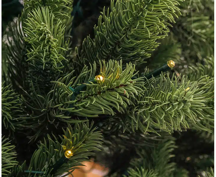 Juletræ 150 cm Spritzguss med 192 LED lys og sølvkugler, produktbillede 7 af 23, Kunstige planter & træer hos HomeNordic