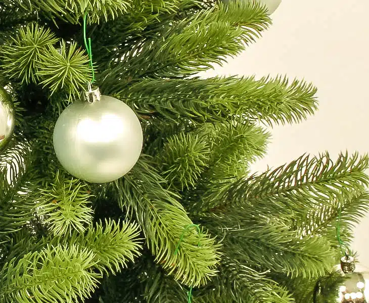 Juletræ 150 cm Spritzguss med 192 LED lys og sølvkugler, produktbillede 6 af 23, Kunstige planter & træer hos HomeNordic