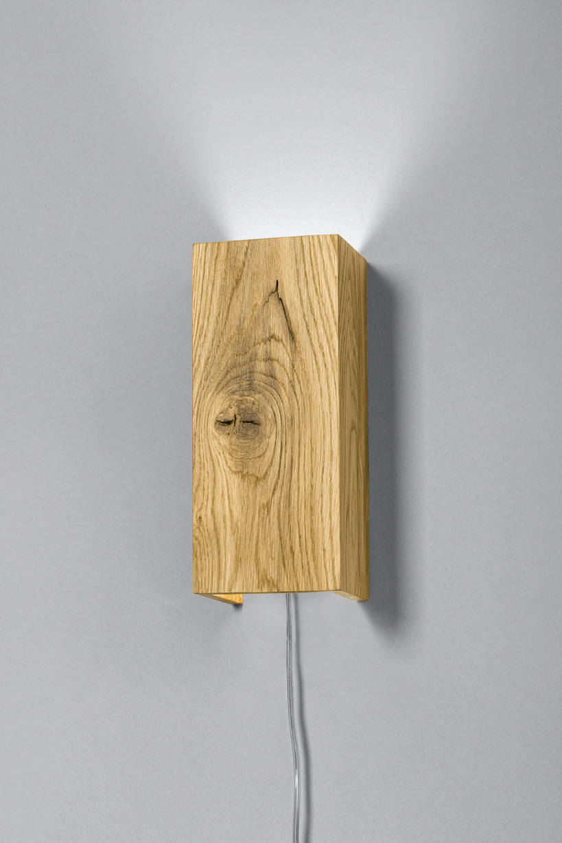 Køb SECUNDUS II MODERN RUSTIC væglampe i træ med ledning