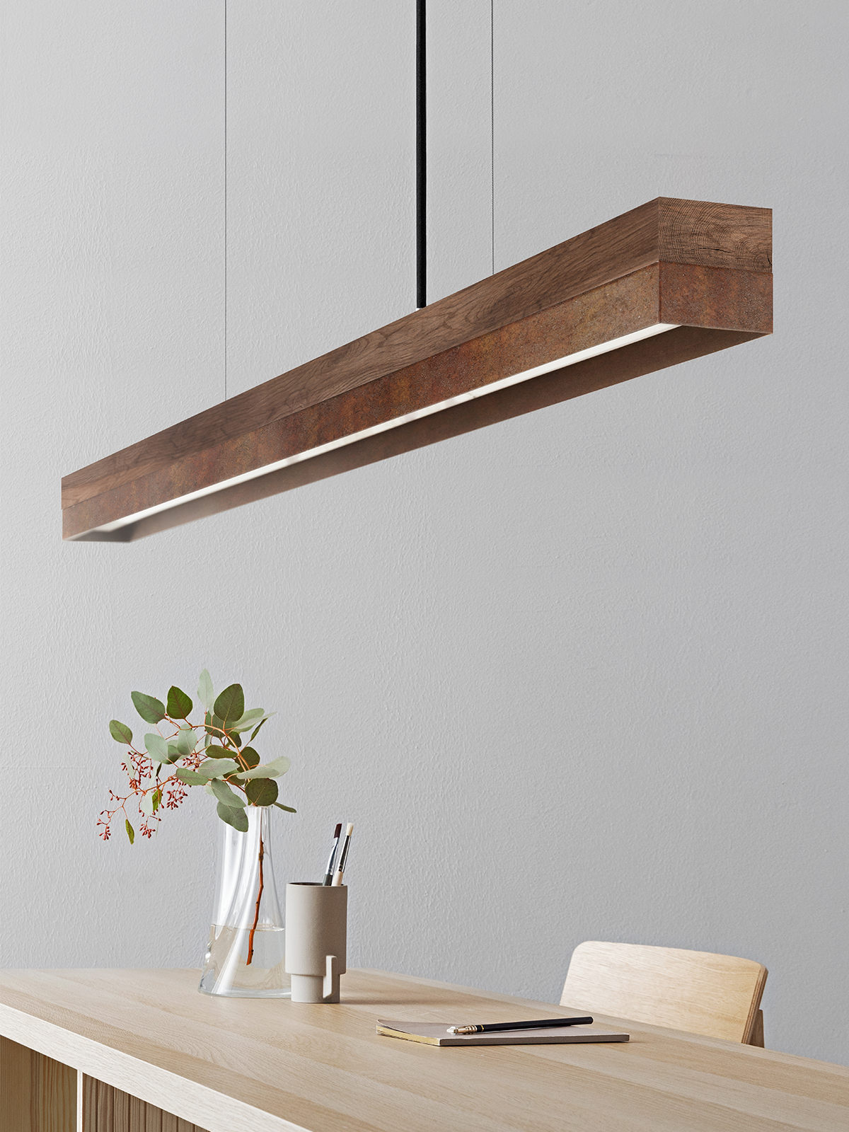 Langbordspendel i valnød og rusten stål