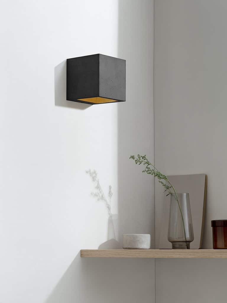 18-09-13_B9_dark_gold_Wandlampe_klein_kontext_ausgeschaltet_1024x1024.jpg GANTlights B9 væglampe i mørkegrå beton med guldfarvet inderside
