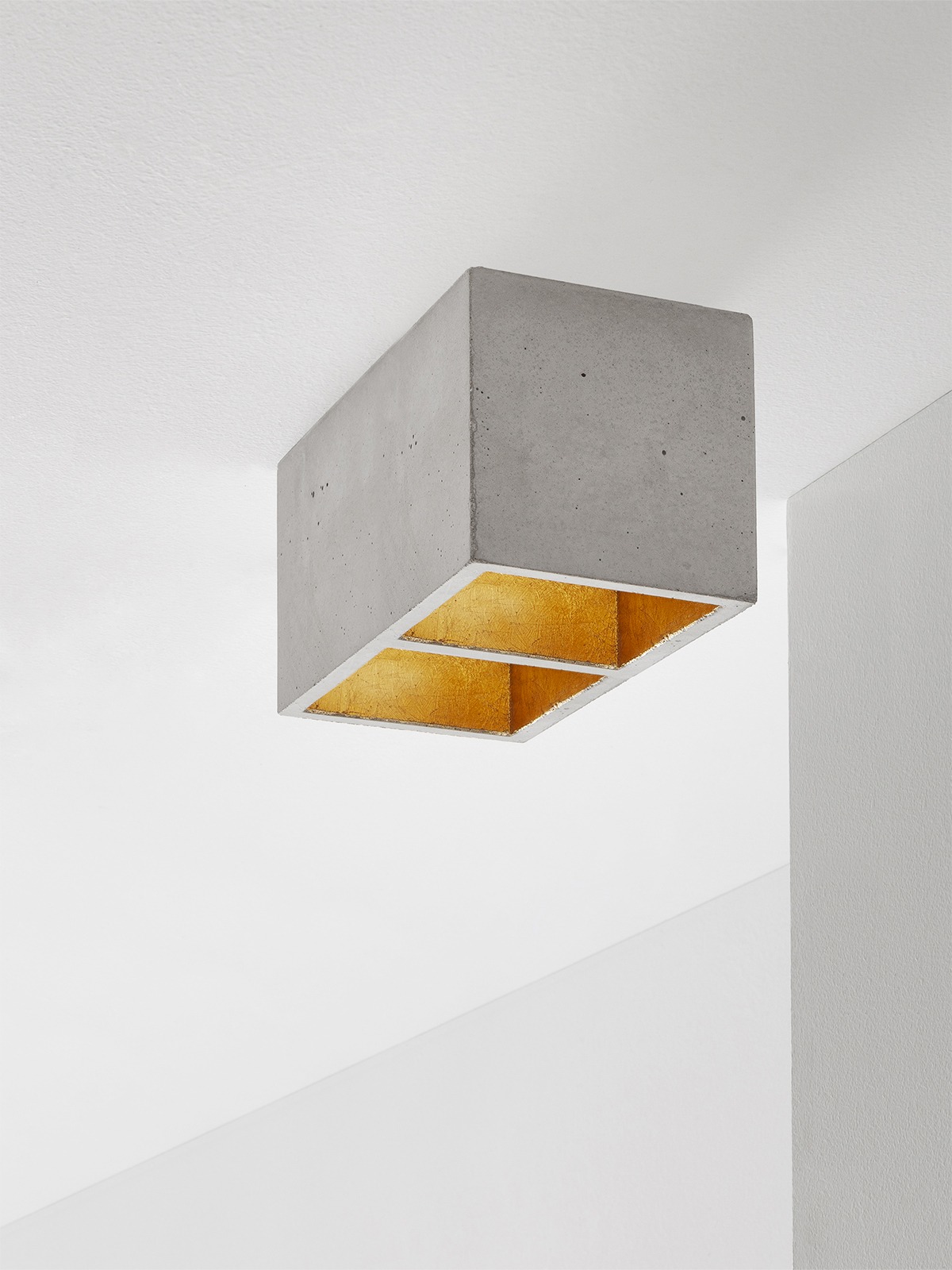 25-11-20_B7.2_Beton-Hell_Gold_-Deckenspot-mit-Kontext-.jpg GANTlights B7² loftspot i lysegrå beton med guldfarvet inderside
