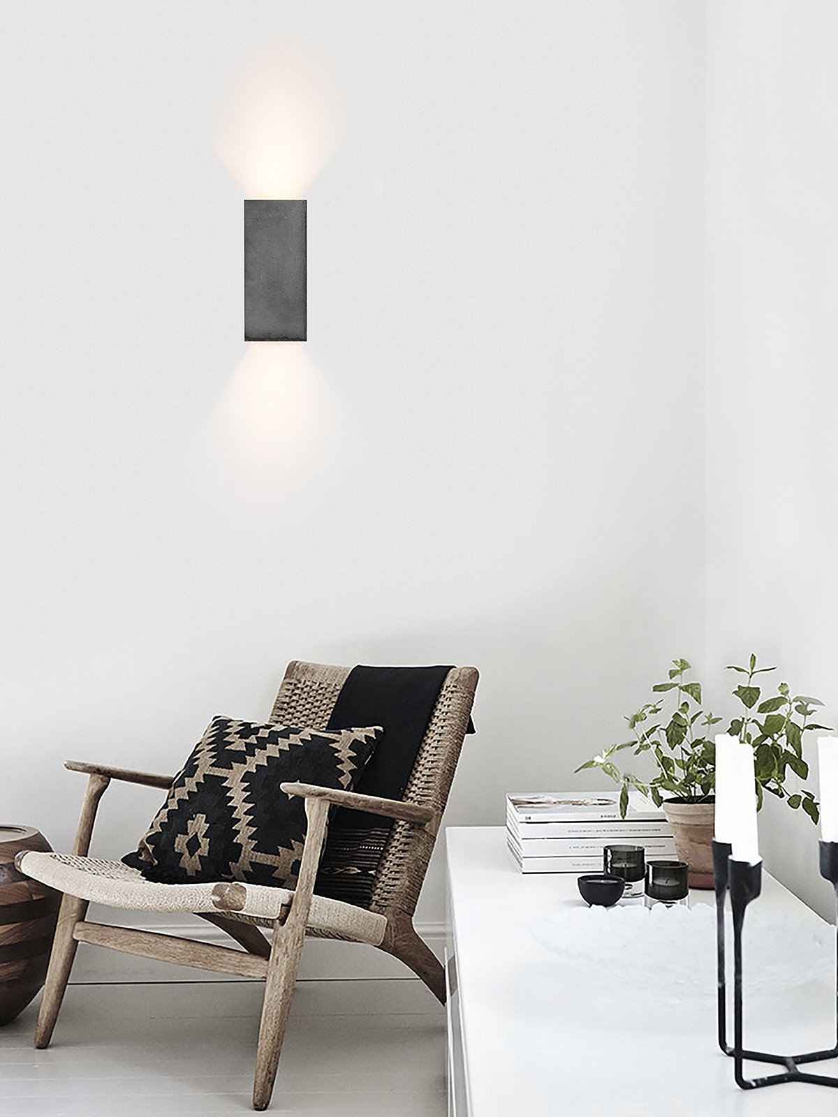 products-171108_B8dark_mit_Stuhl_Ansicht_gross.jpg GANTlights B8 væglampe i mørkegrå beton med guldfarvet inderside