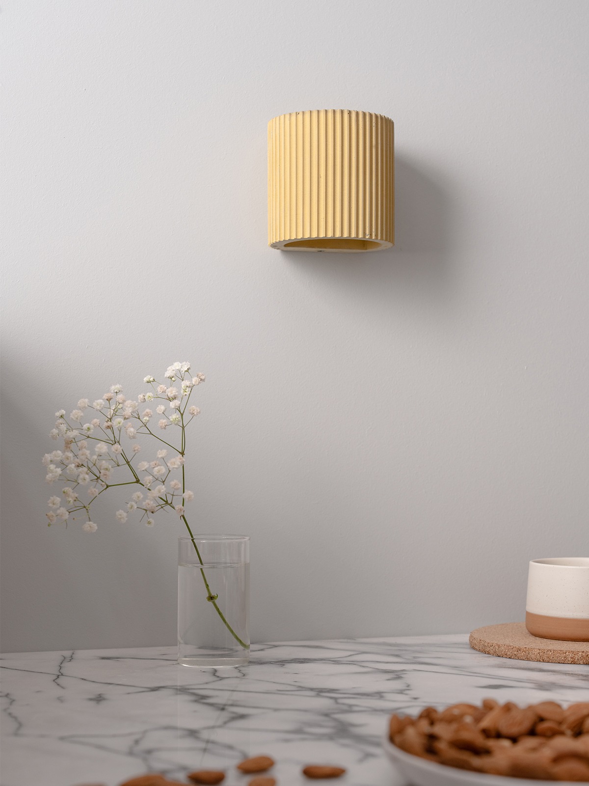 web_0013_S6_Wandlampe_Wall-lamp-up-and-down-light_0026_BEZ01159.jpg GANTlights S6 væglampe i sandgul rillet beton med lys op og ned