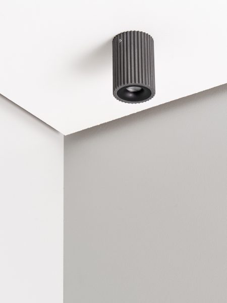 GANTlights S2L lang loftspot i sandgul beton med rillet overflade