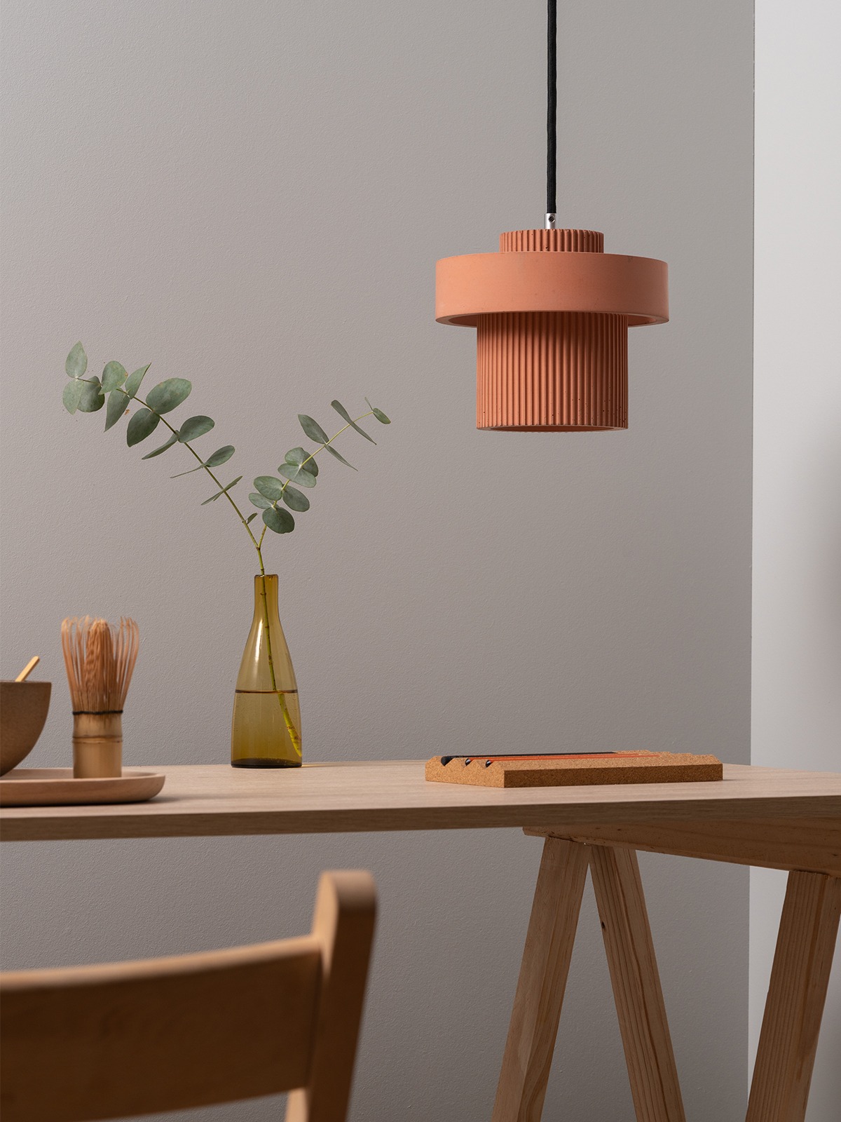 web_S9_Pendelleuchte_Pendantlamp_BEZ00785.jpg GANTlights S9 pendel i koralrød rillet beton med lys op og ned